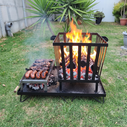 Quemador Cubo con Base XL encendido, con chorizos y carne asándose en la parrilla