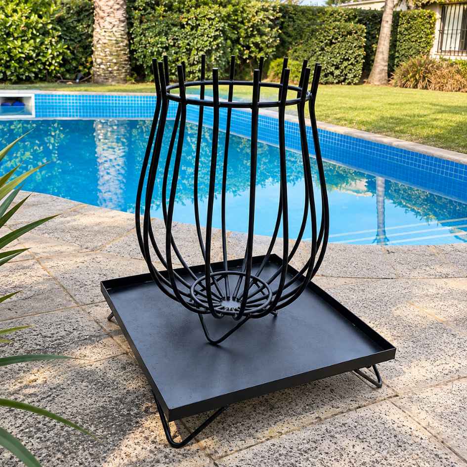 Quemador Copa Grande con su base cuadrada de hierro junto a una piscina