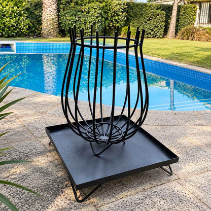 Quemador Copa Grande con su base cuadrada de hierro junto a una piscina