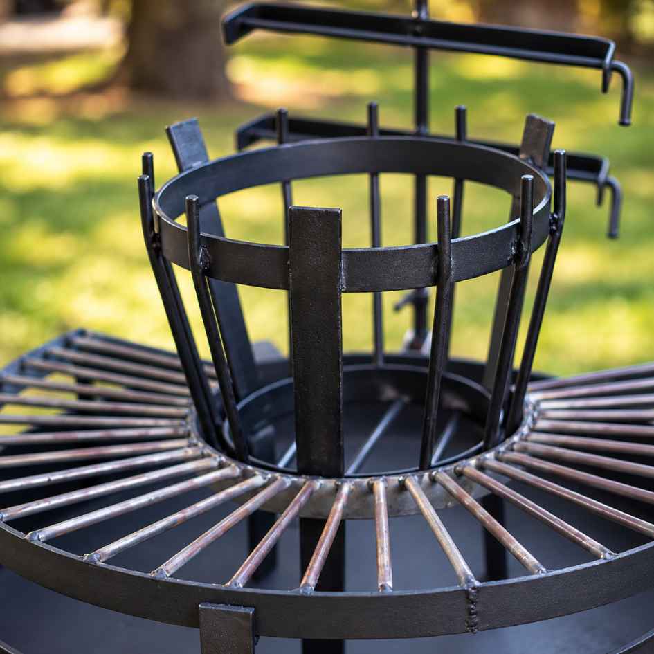 Detalle del Fogón Criollo 60: quemador central de varillas y parrilla circular de hierro