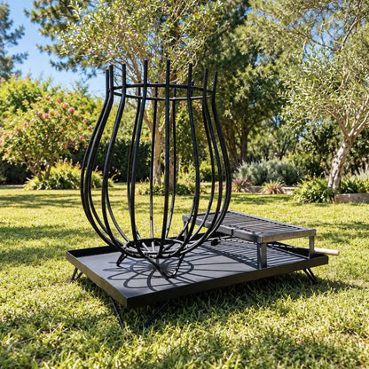 Quemador Copa Grande con Base XL y parrilla sobre el pasto de un jardín