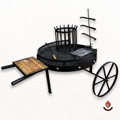 Fogón Criollo 120 de hierro con parrilla circular, quemador central, cruz con ganchos, ruedas y tabla de madera