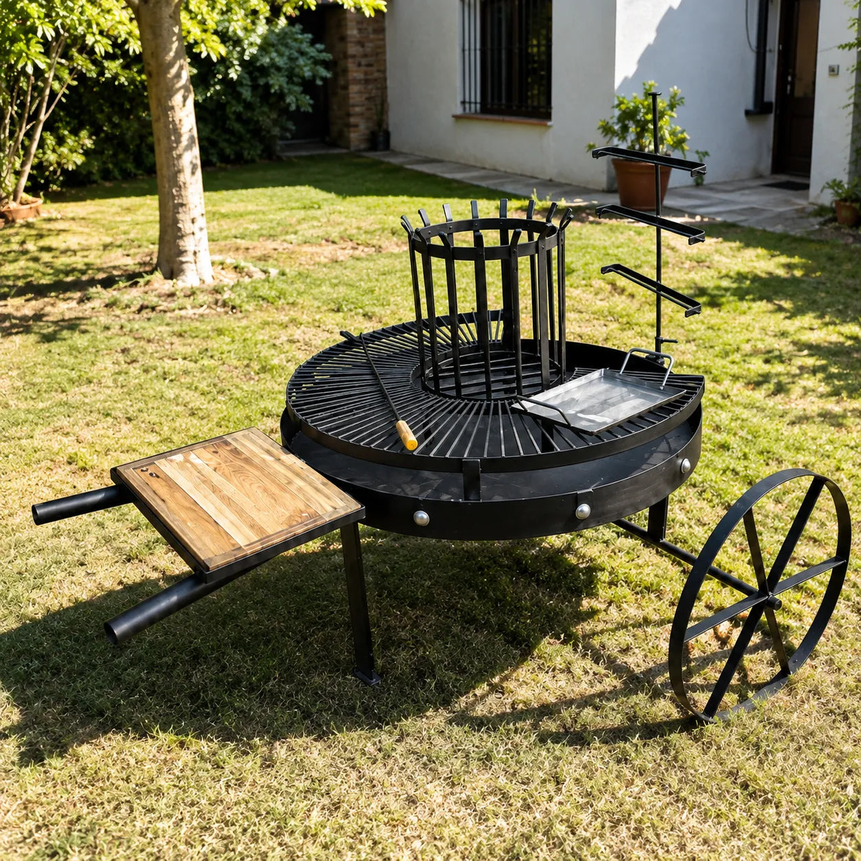Fogón Criollo 120 armado en el jardín de una casa, con la parrilla y la tabla montadas