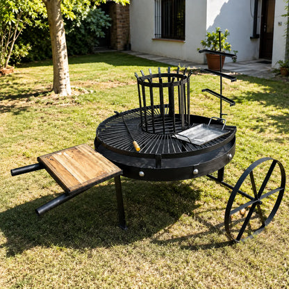 Fogón Criollo 120 armado en el jardín de una casa, con la parrilla y la tabla montadas