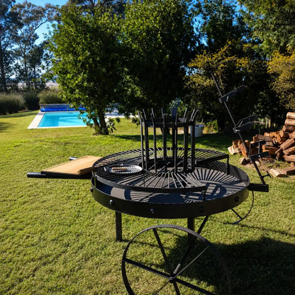 Fogón Criollo 120 junto a una piscina, con la leña apilada al costado