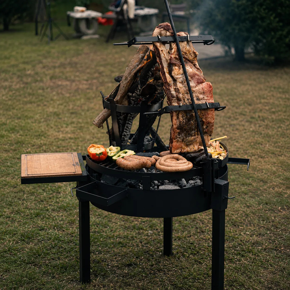 Fogón Criollo 60 en uso: costillar en la cruz y verduras sobre la parrilla