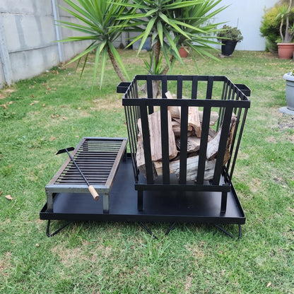 Quemador Cubo con Base XL cargado con leña, con la parrilla y el atizador a un costado